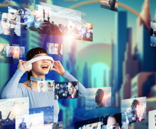 VRゴーグルで映像を見る女性 VRゴーグルで映像を見る女性